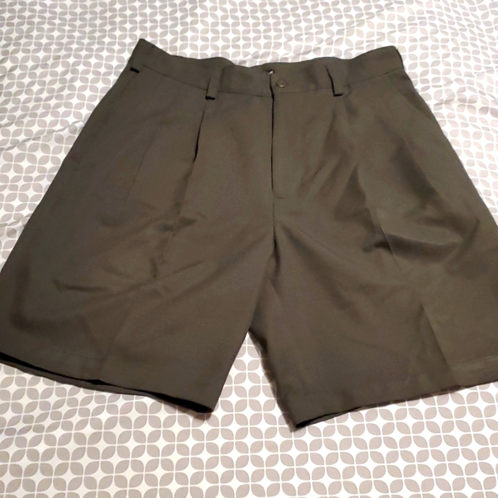 Manhattan Men's Army Green Twill Shorts - Size 32